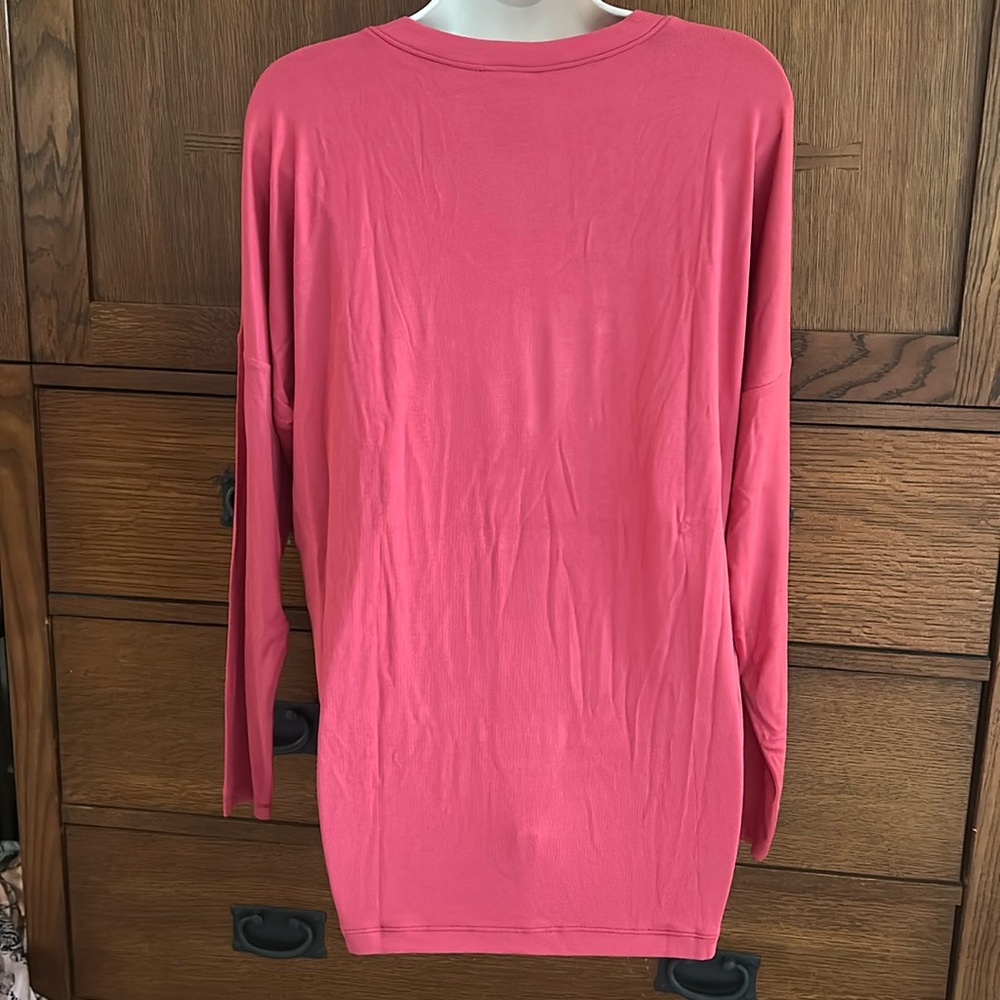 NEW w/o Bag!  CAbi Serenity Tee, Cardinal color, size small, V-Neck Long Sleeve - Picture 2 of 5